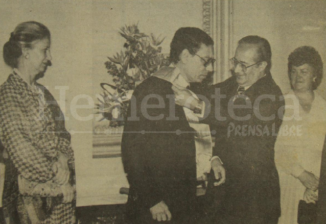 Butros Ghali, ministro de Relaciones Exteriores de Egipto, es condecorado con la Orden del Quetzal en 1981. (Foto: Hemeroteca PL)