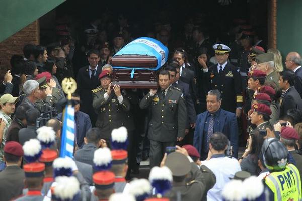 Militares cargan el féretro del general de División Rudy Israel Ortiz Ruiz, jefe del  Estado Mayor de la Defensa Nacional. (Foto Prensa Libre: Luis Machá)