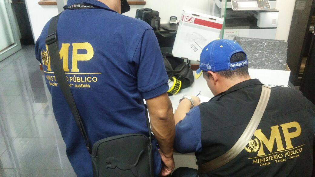 Peritos del MP efectúan allanamientos en empresa supuestamente dedicada a exportar cardamomo. (Foto Prensa Libre: MP)