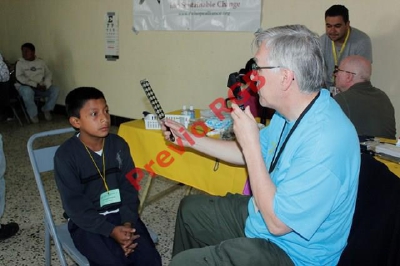 Un niño es examinado en la jornada oftalmológica llevada a cabo en la cabecera de Chimaltenango. (Foto Prensa Libre: Víctor Chamalé)
