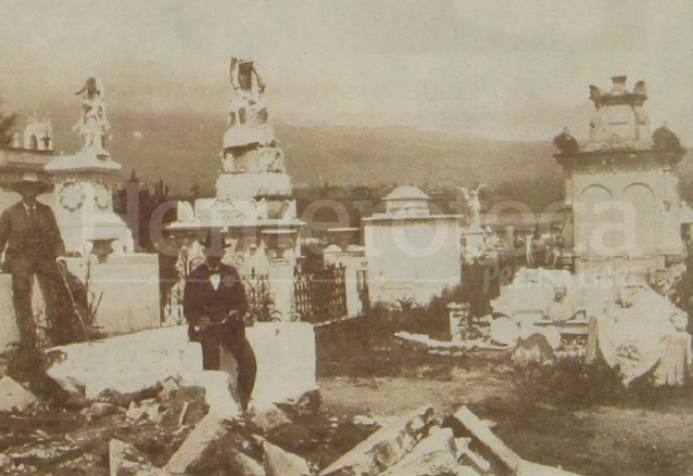 Muchas tumbas del Cementerio General de Quetzaltenango.  sucumbieron al terremoto. (Foto: el Quetzalteco)