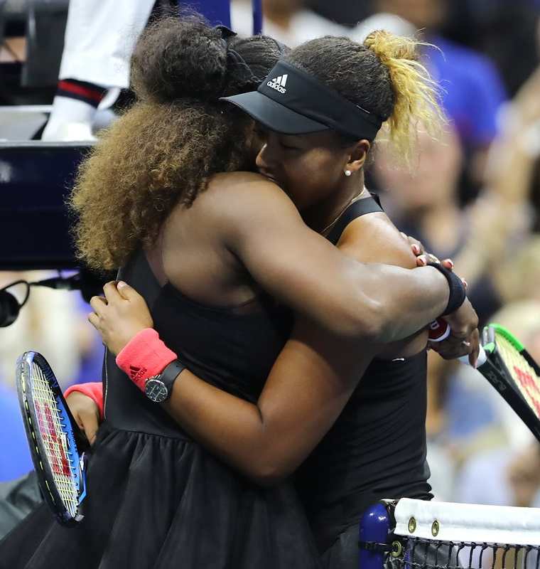 Serena Williams felicita a Naomi Osaka después de que la japonesa ganó el Abierto de Estados Unidos. (Foto Prensa Libre: AFP)