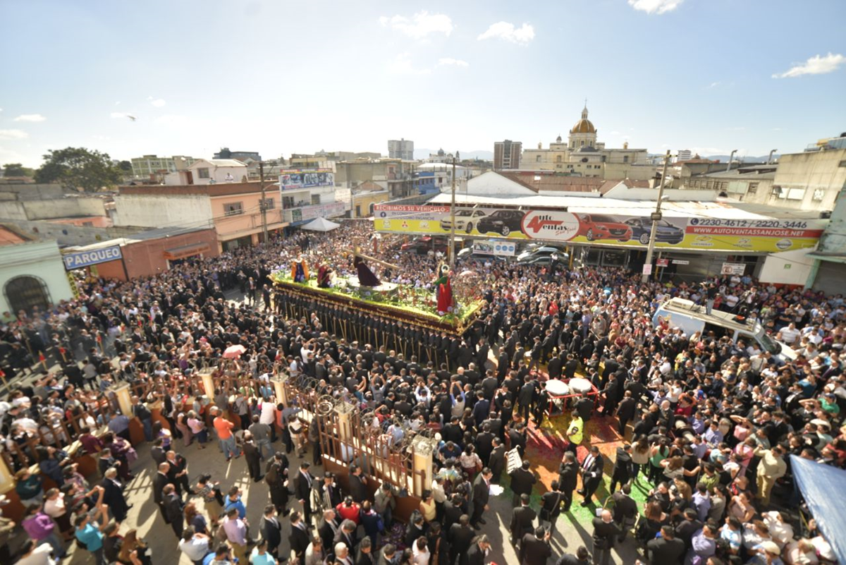Cientos observan la salida de la procesión de Jesús Nazareno de Los Milagros del templo de San José. (Foto Prensa Libre: Óscar Rivas)