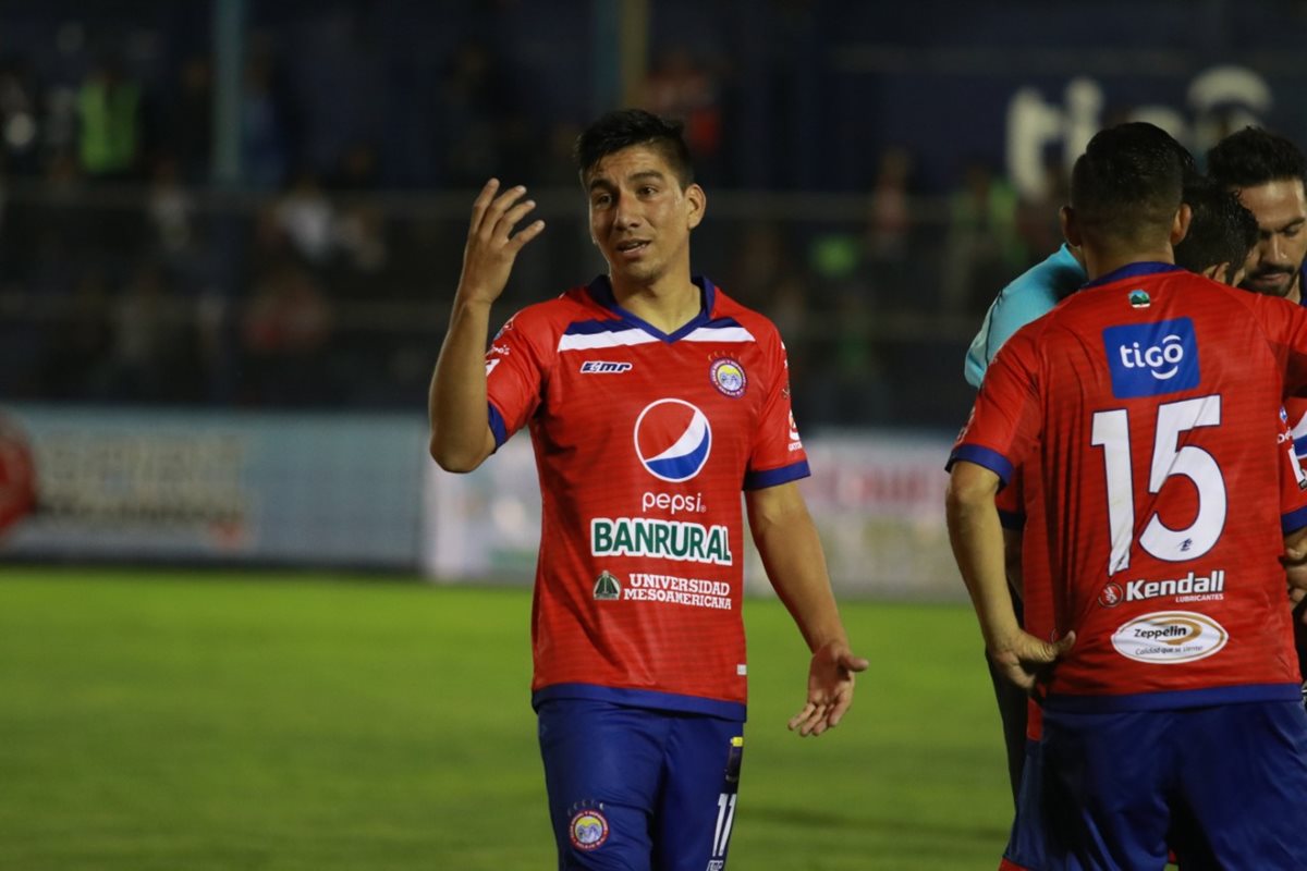 Brandon de León se ganó la confianza del técnico Ramiro Cepeda para estar en el primer once pero salió con una contractura. (Foto Prensa Libre: Raúl Juárez)