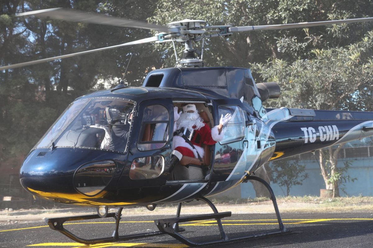 Santa Claus llegó en un helicóptero al Hospital General San Juan de Dios. (Foto Prensa Libre: Érick Ávila)