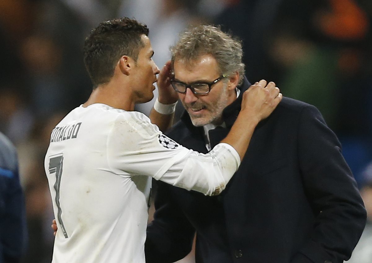 Cristiano Ronaldo le susurra al oído a Laurent Blanc durante el encuentro entre el Real Madrid y el PSG el pasado martes. (Foto Prensa Libre: AP)