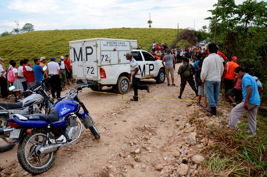 Vecinos y autoridades llegan al lugar donde fue hallado el cuerpo de Franklin Welmer Valenzuela Arana, en Sayaxché, Petén. (Foto Prensa Libre: Rigoberto Escobar)