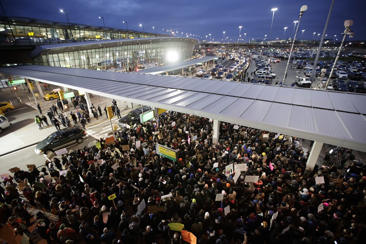 Protestas en el Aeropuerto JFK de Nueva York por detención de musulmanes. (Foto Prensa Libre: AFP)
