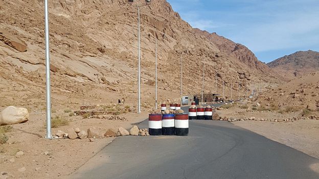 Hay puestos de control, barreras y francotiradores vigilando el camino hacia el monasterio.