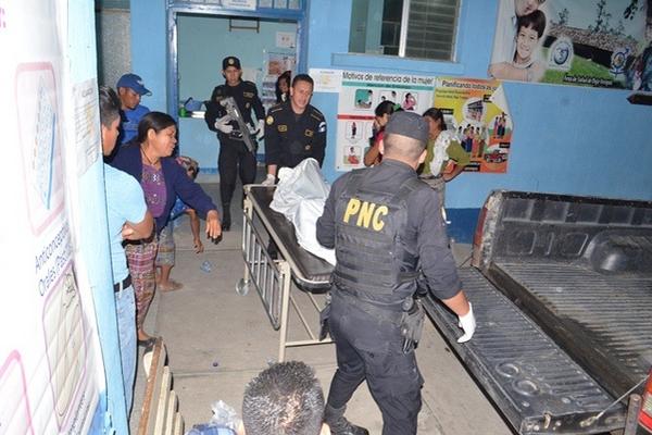 Autoridades trasladan el cadáver de Ubaldo René Osorio a la morgue de Salamá, Baja Verapaz. (Foto Prensa Libre: Carlos Grave)