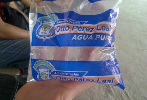 Bolsa de Agua Pura tiene el nombre del alcalde. (Foto Prensa Libre: Geovanni Contreras)