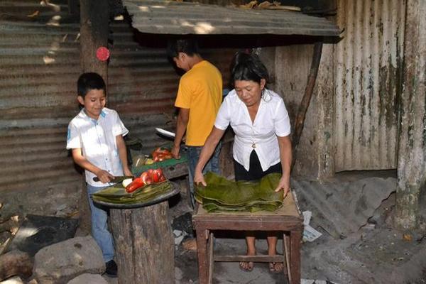 Albertina Pérez,  junto a dos  de sus hijos, prepara tamales en la cabecera de Zacapa. (Foto Prensa Libre: Víctor Gómez)