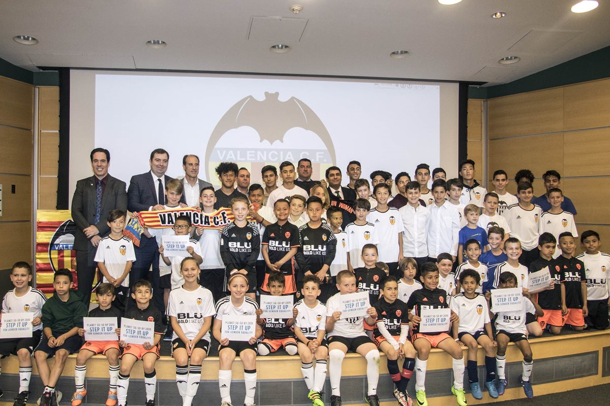 El director de Marketing del Valencia C.F., Damià Vidagany (2i- arriba), y Salvador González "Voro" (3i- arriba), entrenador del primer equipo, durante la apertura de la primera escuela del equipo español en Estadoss Unidos. (Foto Prensa Libre: EFE)