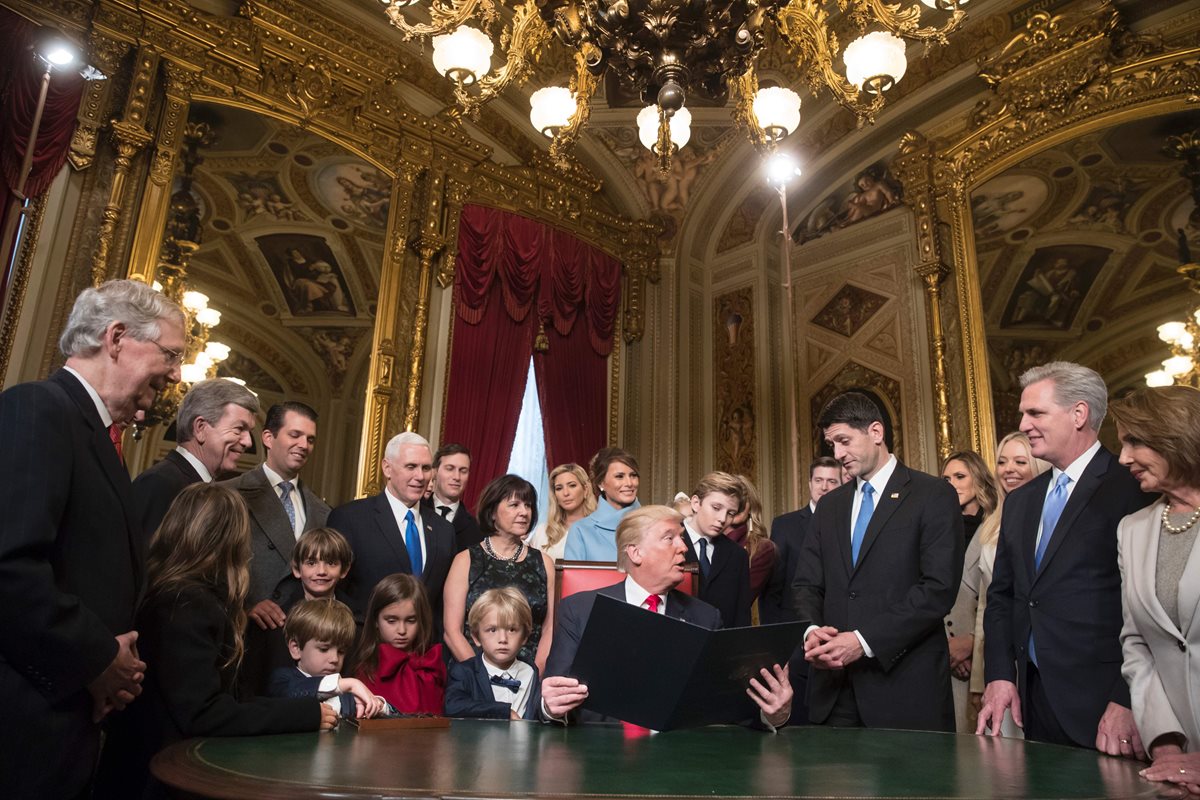 Donald Trump rodeado de su familia en la Casa Blanca depués de firmar sus primeros decretos presidenciales. (Foto Prensa Libre: AFP).