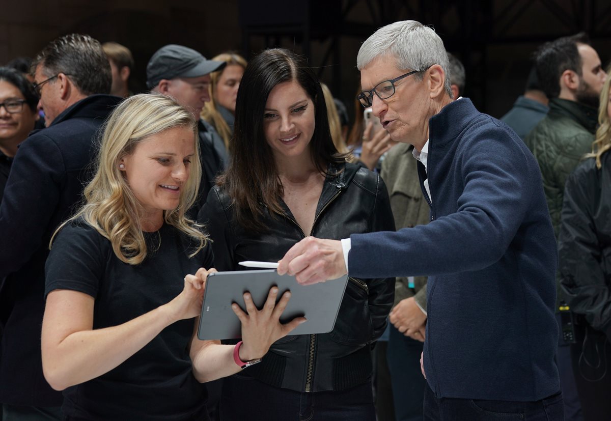 Tim Cook -derecha- y la cantante Lana Del Rey -al centro-, observan el nuevo iPad durante un evento especial en Nueva York. (Foto Prensa Libre: AFP)