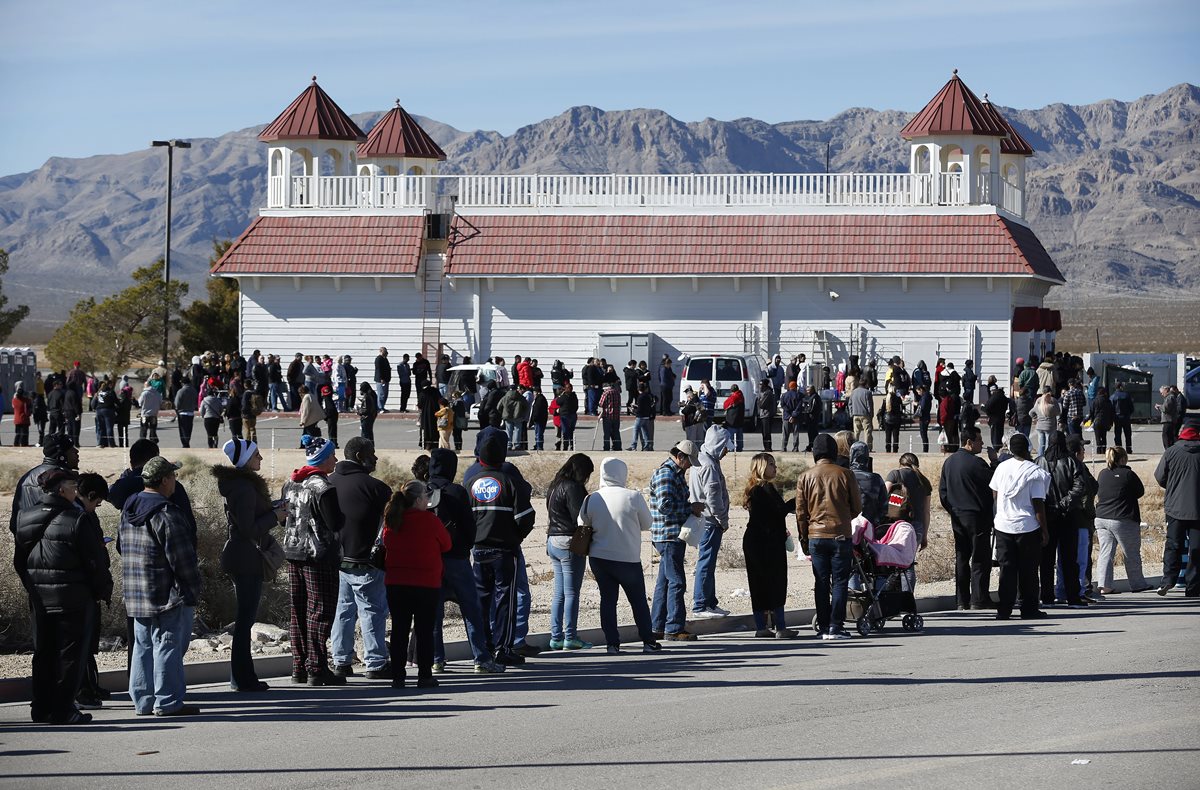 Miles de personas hacen fila para conseguir un boleto de la lotería en EE. UU. (Foto Prensa Libre: AP).