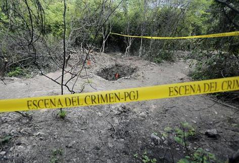 Unas fosas clandestinas halladas en Pueblo Viejo, a las afueras de  Iguala, en el estado mexicano de Guerrero. (Foto Prensa Libre: AFP)