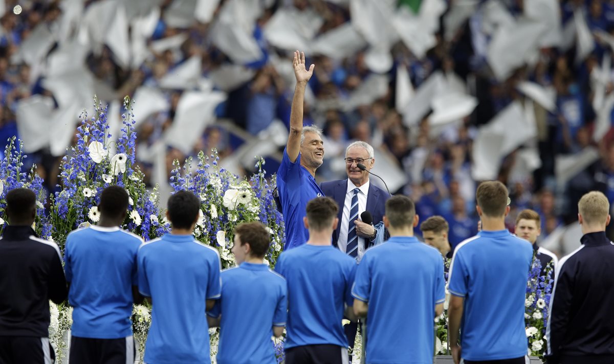 El público y los jugadores ovacionaron a Bocelli tras su actuación en el King Power Stadium. (Foto Prensa Libre: AP)
