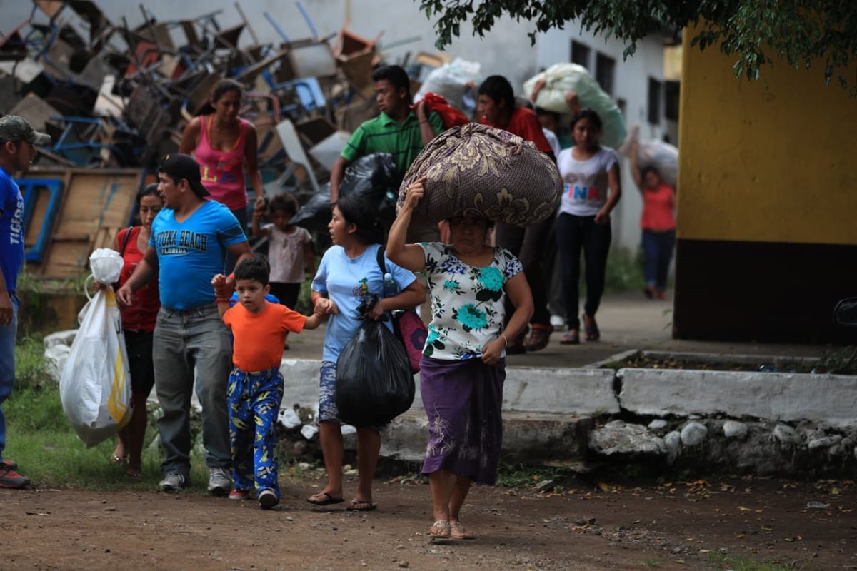 Muchas personas en Escuintla han decidido evacuar sus casas con sus pertenencias por el temor a una catástrofe. (Foto Prensa Libre: Carlos Hernández)
