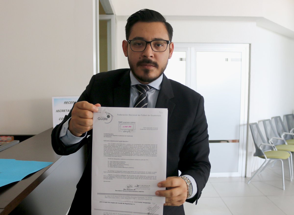 Elías llevó el documento a la CDAG. (Foto Prensa Libre: Fedefut)