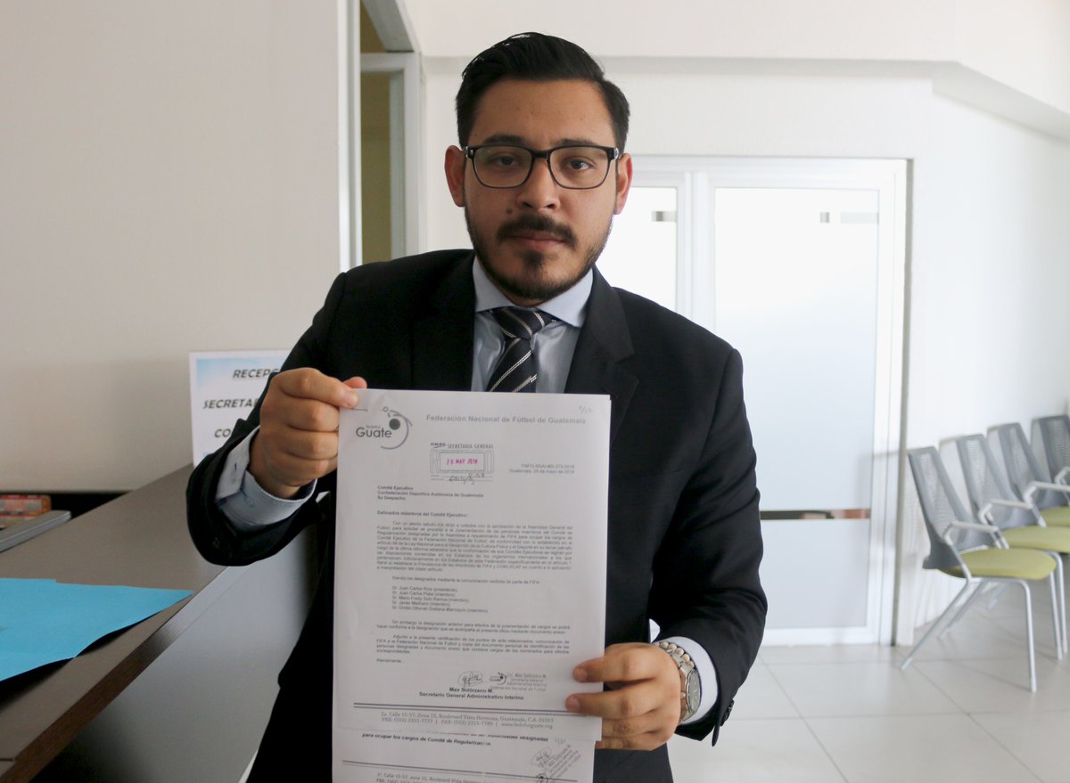 Elías llevó el documento a la CDAG. (Foto Prensa Libre: Fedefut)