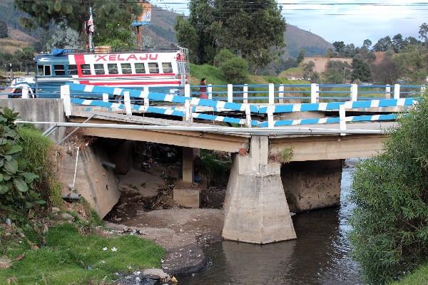 Puente que cruza el río Xequijel, Quetzaltenango, tiene daños en sus bases, y de un momento a otro podría caer y causar una tragedia.