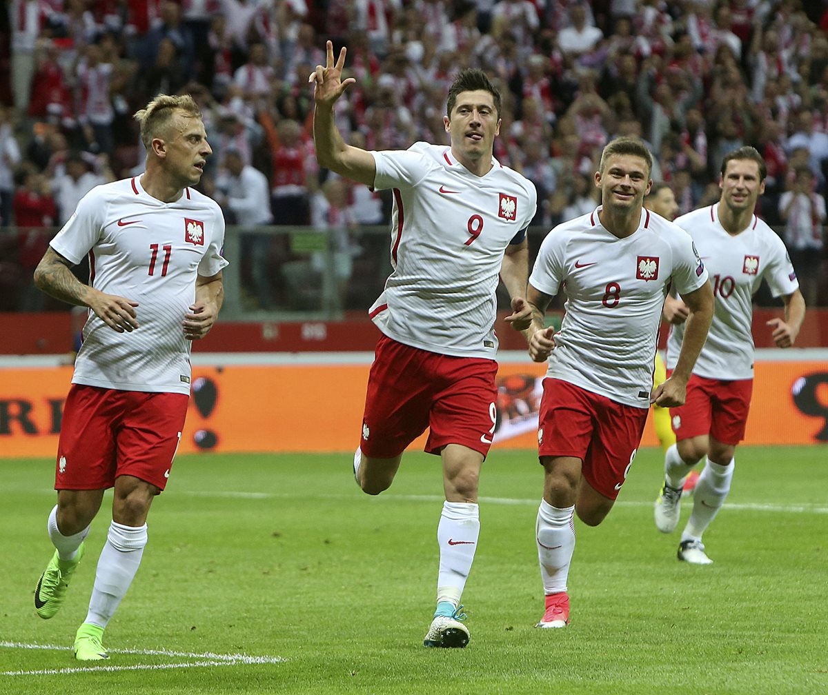 Robert Lewandowski festeja el triplete frente a Polonia. (Foto Prensa Libre: AP)