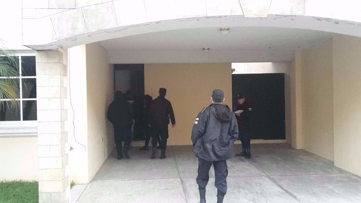 Agentes de la PNC resguardan una de las viviendas allanadas durante operativos en provincia. (Foto Prensa Libre: PNC)