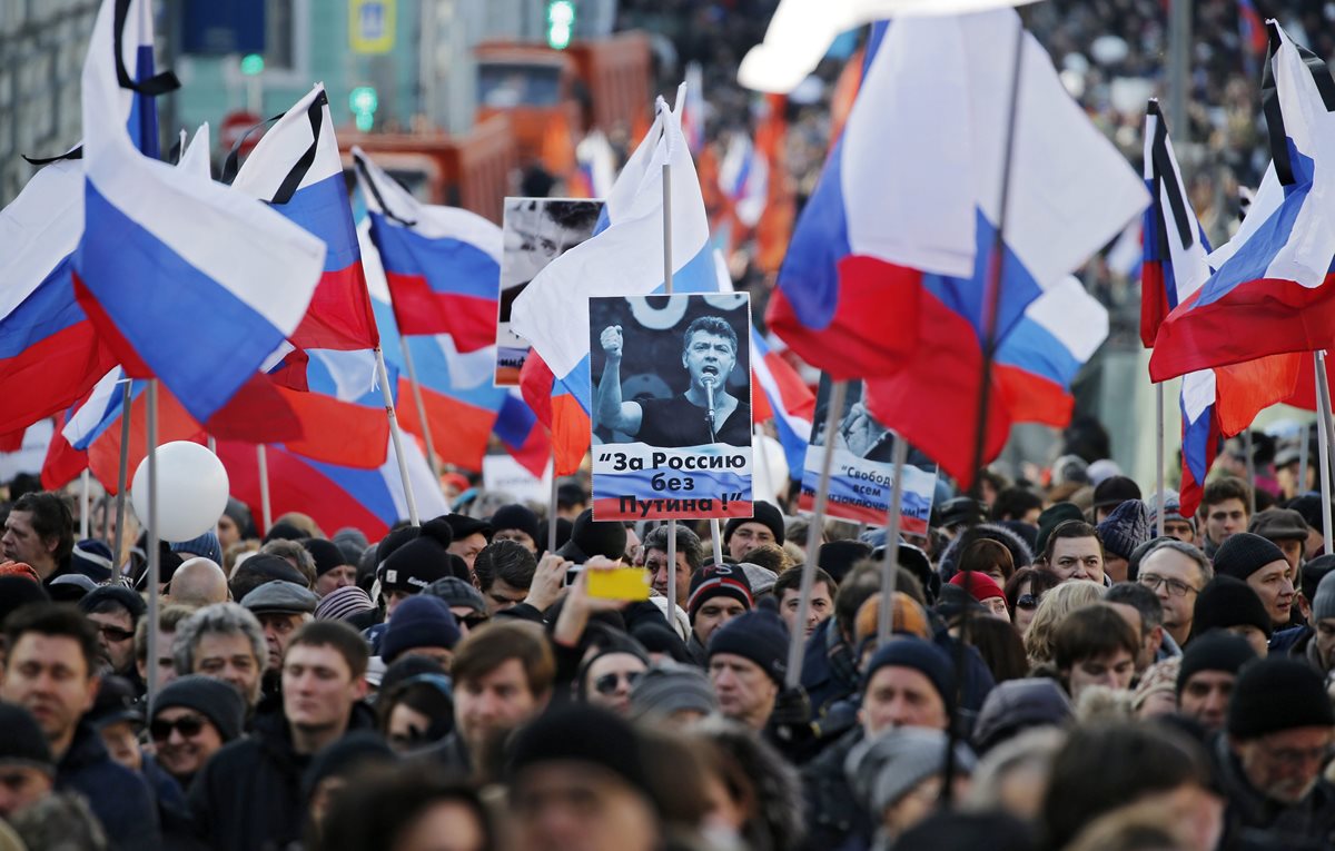Rusos protestan contra Putin en Moscú y otras ciudadades en el aniversario de la muerte de opositor. (Foto Prensa Libre: AFP)