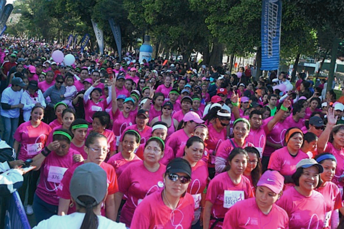 Unos 7 mil participantes tuvo la Carrera-Caminata Avon que celebró su 15 edición. (Foto Prensa Libre: Carlos Vicente)
