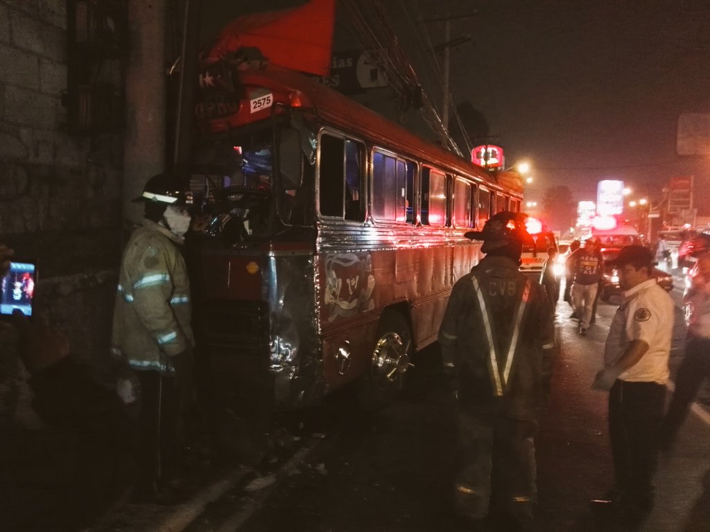 Los heridos del bus de la ruta 22 que chocó en la calzada San Juan y 37 avenida, zona 7, fueron trasladados a los hospitales, Roosevelt y San Juan. (Foto Prensa Libre: CBV)