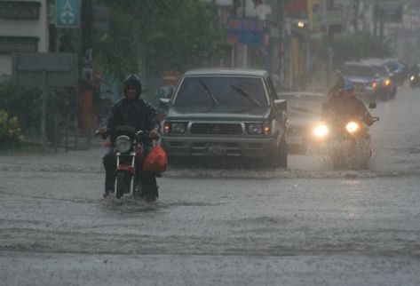 En Puerto San José se inundaron  las calles, debido a que  colapsó el sistema  de alcantarillado.