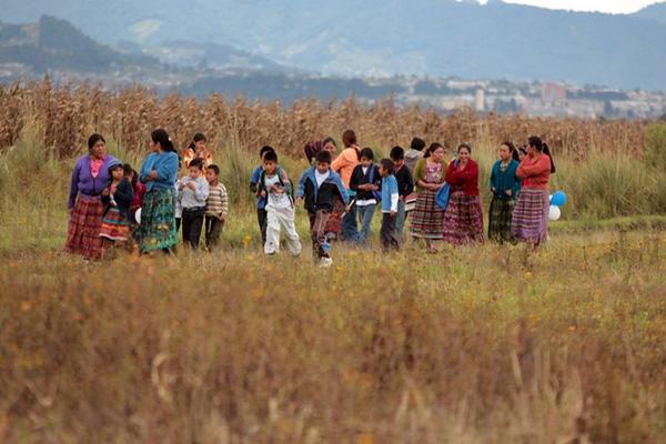 Agentes de la PNC y vecinos buscan  a una niña que supuestamente fue raptada en Cantel, Quetzaltenango. (Foto Prensa Libre: Carlos Ventura).
