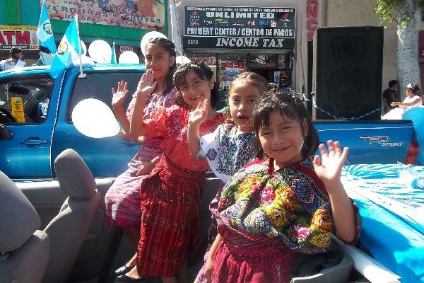 Trajes típicos adornaron el desfile.