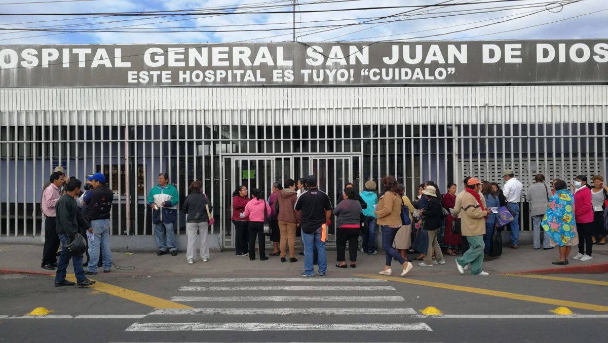 Suspendieron atención en la Consulta Externa del Hospital General San Juan de Dios. (Foto Prensa Libre: Érick Ávila)