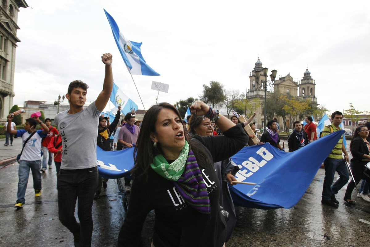 Decenas de personas salieron a manifestar, las redes sociales explotaron. (Foto Prensa Libre)