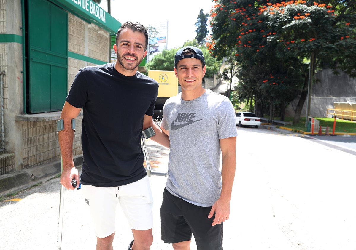 Pablo Aguilar se reencontró con Rodrigo Saravia en los entrenamientos de Comunicaciones, equipo con el que empezó a ejercitarse desde la semana pasada (Foto Prensa Libre: Edwin Fajardo)