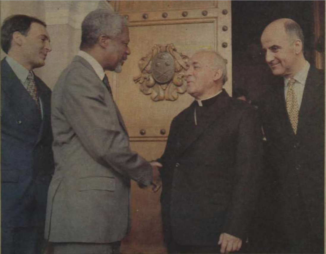 Annan visitó Guatemala en 1998, donde manifestó su preocupación por el asesinato del obispo Juan Gerardi. En la foto saluda al Arzobispo Metropolitano Próspero Penados del Barrio.