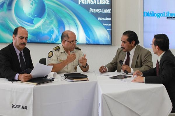 Gerardo Villamar, de la PDH, el comisario Jorge  Aldana Gálvez, el periodista Leonel Sión y el editor Isaac Ramírez, durante el programa Diálogo Libre. (Foto Prensa Libre: Estuardo Paredes)