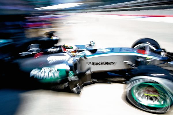 El piloto británico de Fórmula uno Lewis Hamilton, de Mercedes, dirige su monoplaza durante la sesión de entrenamientos para el GP de Malasia. (Foto Prensa Libre: EFE)