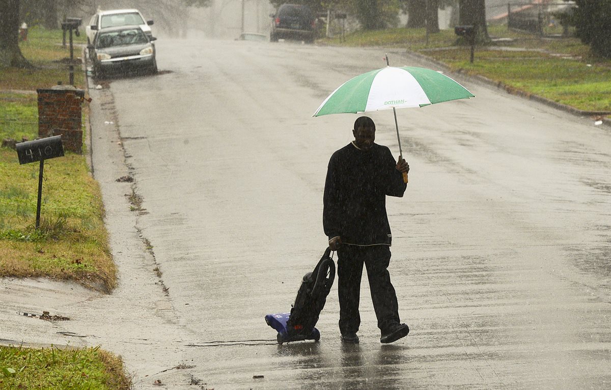 El tornado tocó tierra en el condado Jefferson, en Alabama este viernes. (Foto Prensa Libre: AP).