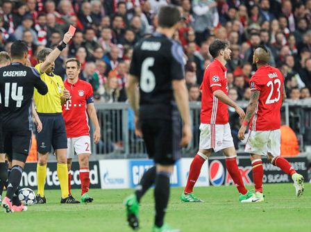 El jugador del Bayern Javi Martínez recibe la tarjeta roja y dejó al Bayern con diez jugadores.