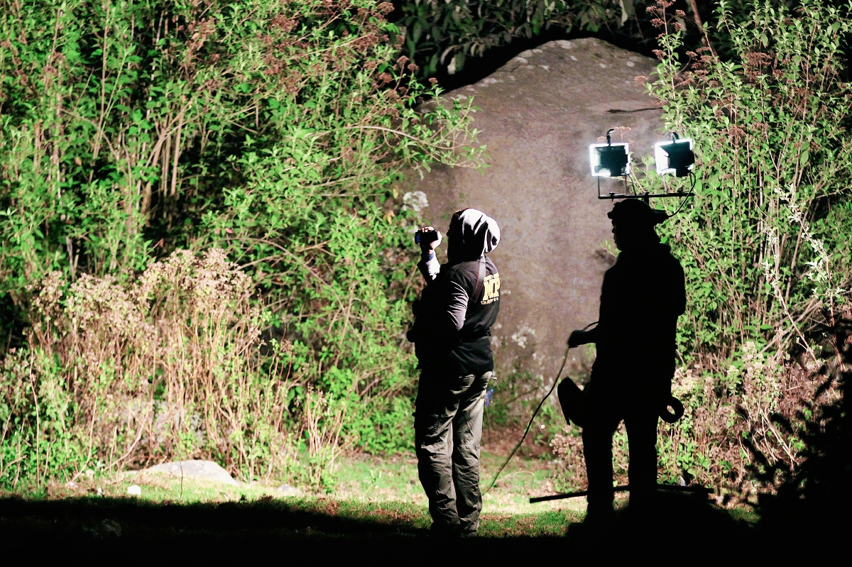 Investigadores del MP efectúan el levantamiento del cadáver de la octogenaria en una zona montañosa de la comunidad Pasac, Cantel, Quetzaltenango. (Foto Prensa Libre: Carlos Ventura)