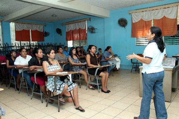 Personal de Salud capacita a docentes sobre  salud reproductiva, en Retalhuleu.