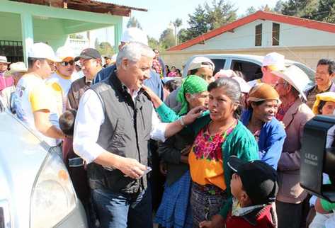 El presidente Otto Pérez Molina saluda a los vecinos al salir de la escuela de la aldea Vixben, Huitán,Quetzaltenango. (Foto Prensa Libre: Carlos Ventura)