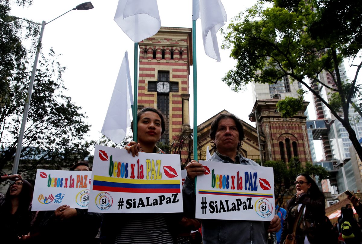 Los colombianos decidirán si apoyan o no los acuerdos de paz a que lleguen el gobierno del presidente Juan Manuel Santos y la guerrilla de las Farc. (Foto Prensa Libre: EFE).