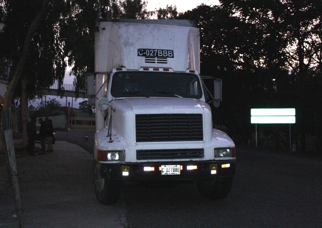 Camión que robado a las dos víctimas en Sansare. (Foto Prensa Libre: Héctor Contreras).