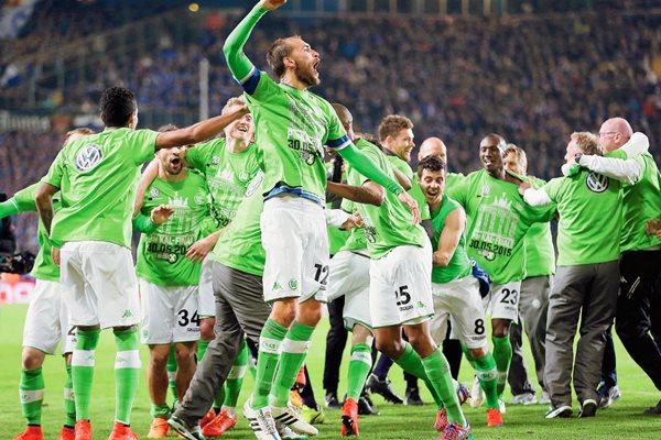 Bas Dost (c) del Wolfsburgo celebra tras las acciones ante el Arminia (Foto Prensa Libre: EFE)