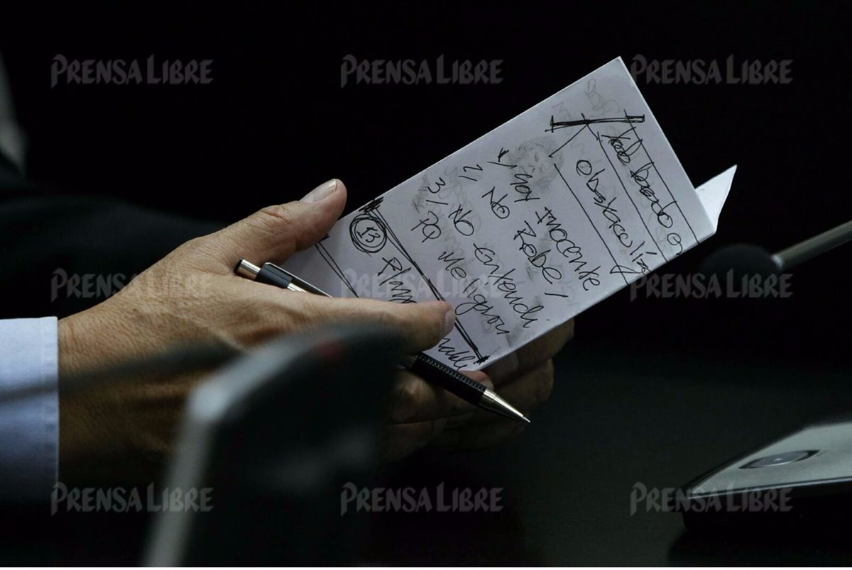 El expresidente Pérez Molina sostiene un listado, que de ahora en adelante será su defensa ante la justicia. (Foto Prensa Libre: Paulo Raquec)