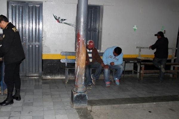 Dos de los cuatro capturados sindicados de contrabando permanecen en la subestación 71-11 de Santa Cruz del Quiché. (Foto Prensa Libre: Óscar Figueroa) <br _mce_bogus="1"/>